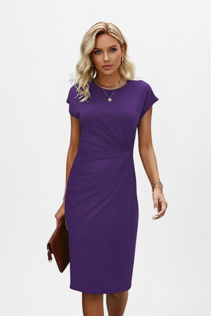 Quiro Knee-Length Dress with Round Neck & Ruched Waist – Cap Sleeve Fitted Silhouette