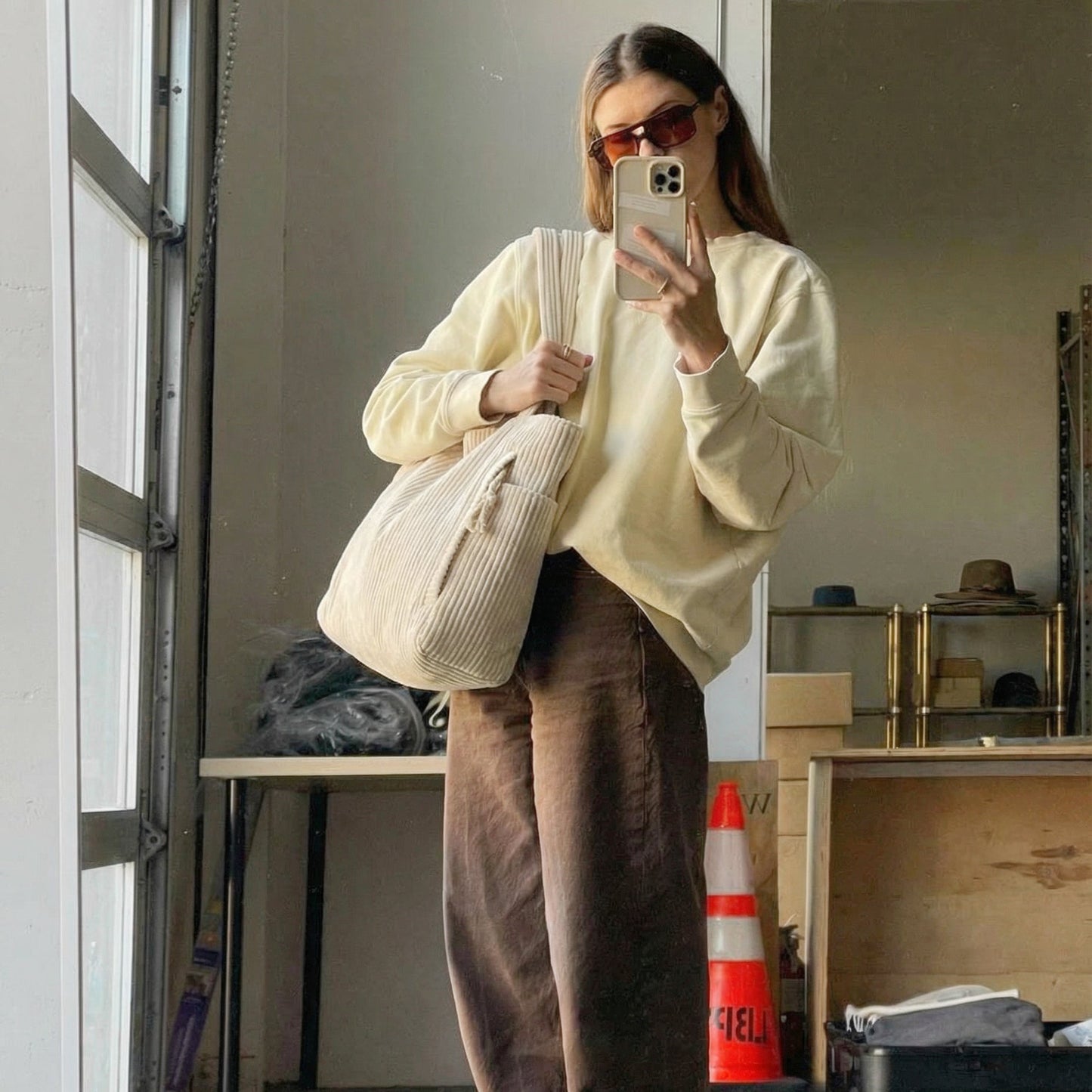 Quiro Corduroy Tote Bag – Soft Ribbed Texture, Spacious Everyday Carry