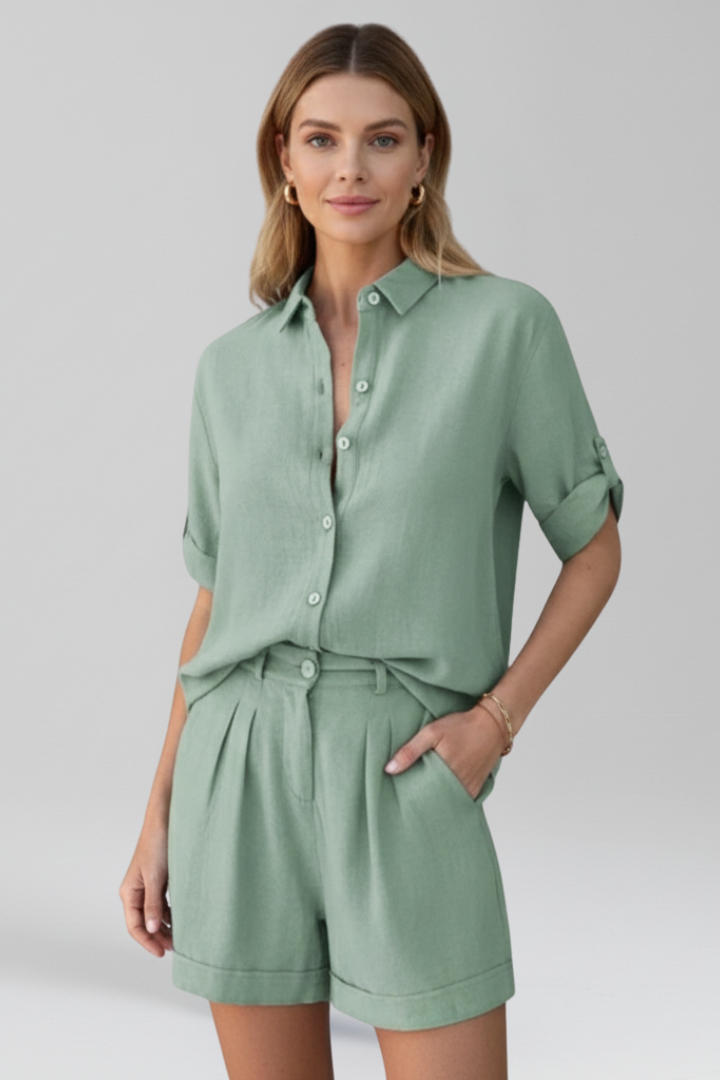 Chic Women's Button-Front Jumpsuit with Short-Leg Silhouette
