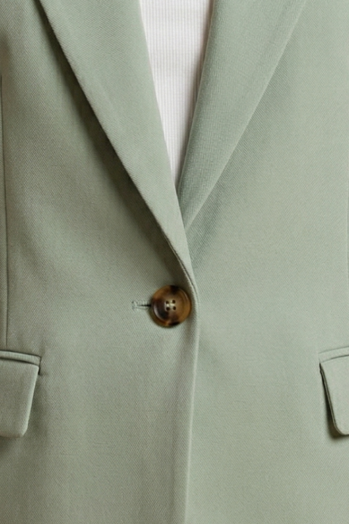 Quiro Sleeveless Notch-Collar Blazer – Polished Fit with Handy Pockets